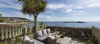 Mariners Cottage -  a beautifully refurbished pet friendly 18th Century fisherman's cottage with sea