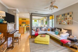 House (Bay Bridge Beach Boho) | Living room