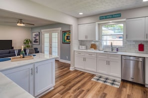 House (Sea Park) | Private kitchen | Oven