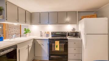 Rumah (Sunset Canal Cottage) | Dapur pribadi