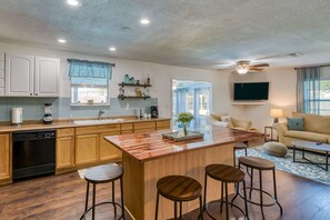 Hus (Gathering Shore) | Eget kjøkken | Spisebord