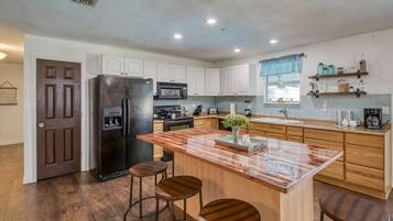 Rumah (Gathering Shore) | Dapur pribadi | Meja makan