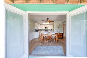 Refrigerador, lavavajillas, cafetera/tetera, mesa de comedor