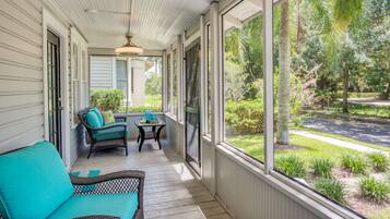 Bungalow (Happy Bungalow) | Balcony