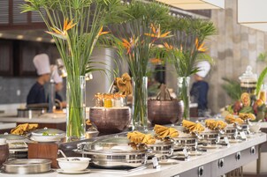 Daily buffet breakfast for a fee