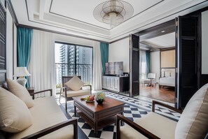 Royal Suite | Living area | 49-inch Smart TV with cable channels, TV - Potique Hotel (Nha Trang)