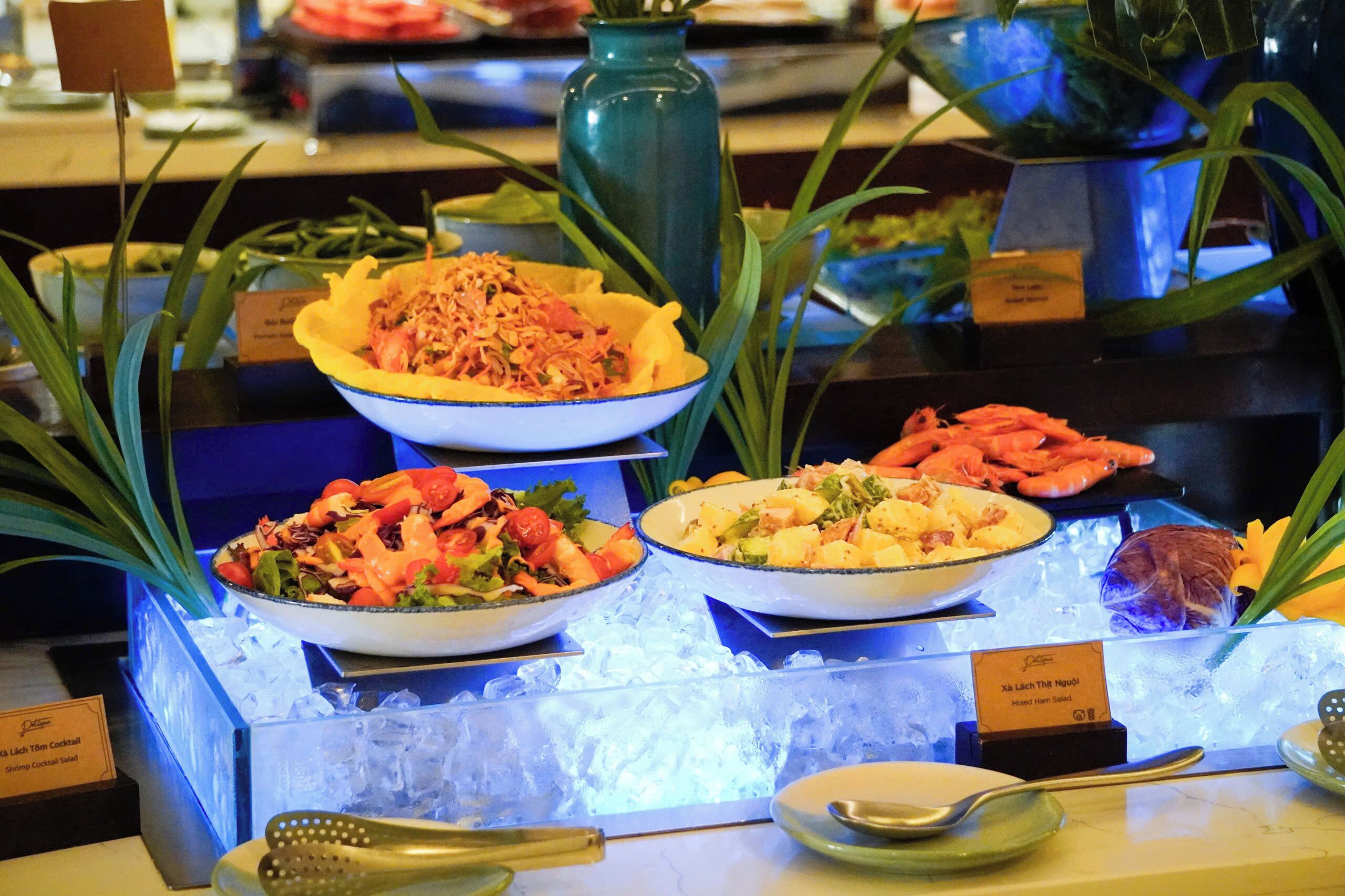 Ein Buffet mit verschiedenen Gerichten, darunter Meeresfrüchte, Salate und gemischte Speisen, präsentiert auf Eis.