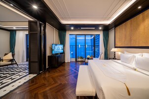 Royal Suite | Premium bedding, minibar, in-room safe, desk