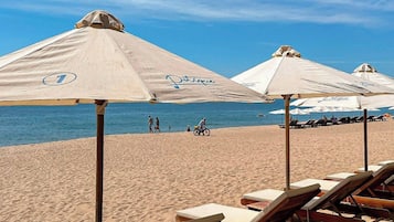 Plage à proximité, chaises longues, parasols, serviettes de plage