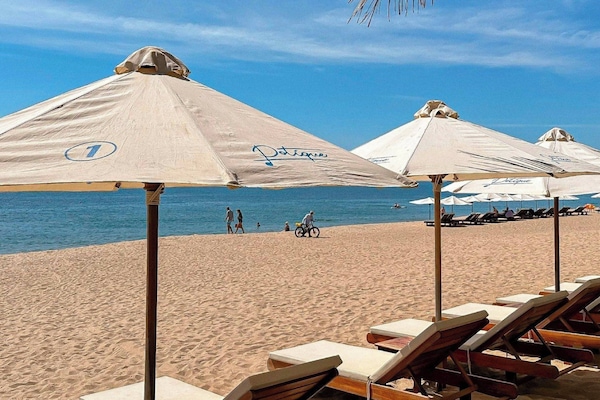 Playa en los alrededores, camastros, sombrillas y toallas de playa