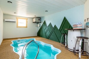 Een binnenzwembad, een buitenzwembad