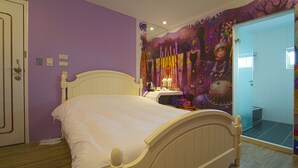 Un dormitorio con cama, mesita de noche, espejo y puerta al baño.