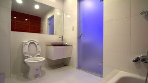Un baño moderno con inodoro, lavabo y bañera.