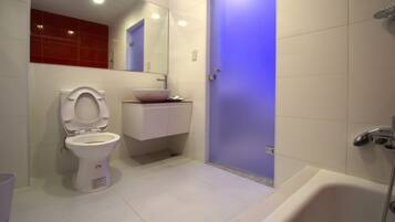 Fyrbäddsrum | Badrum | Dusch, gratis toalettartiklar, hårtork och handdukar