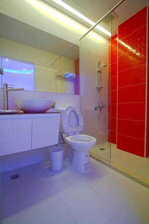 Double Room | Bathroom | Shower, free toiletries, hair dryer, towels