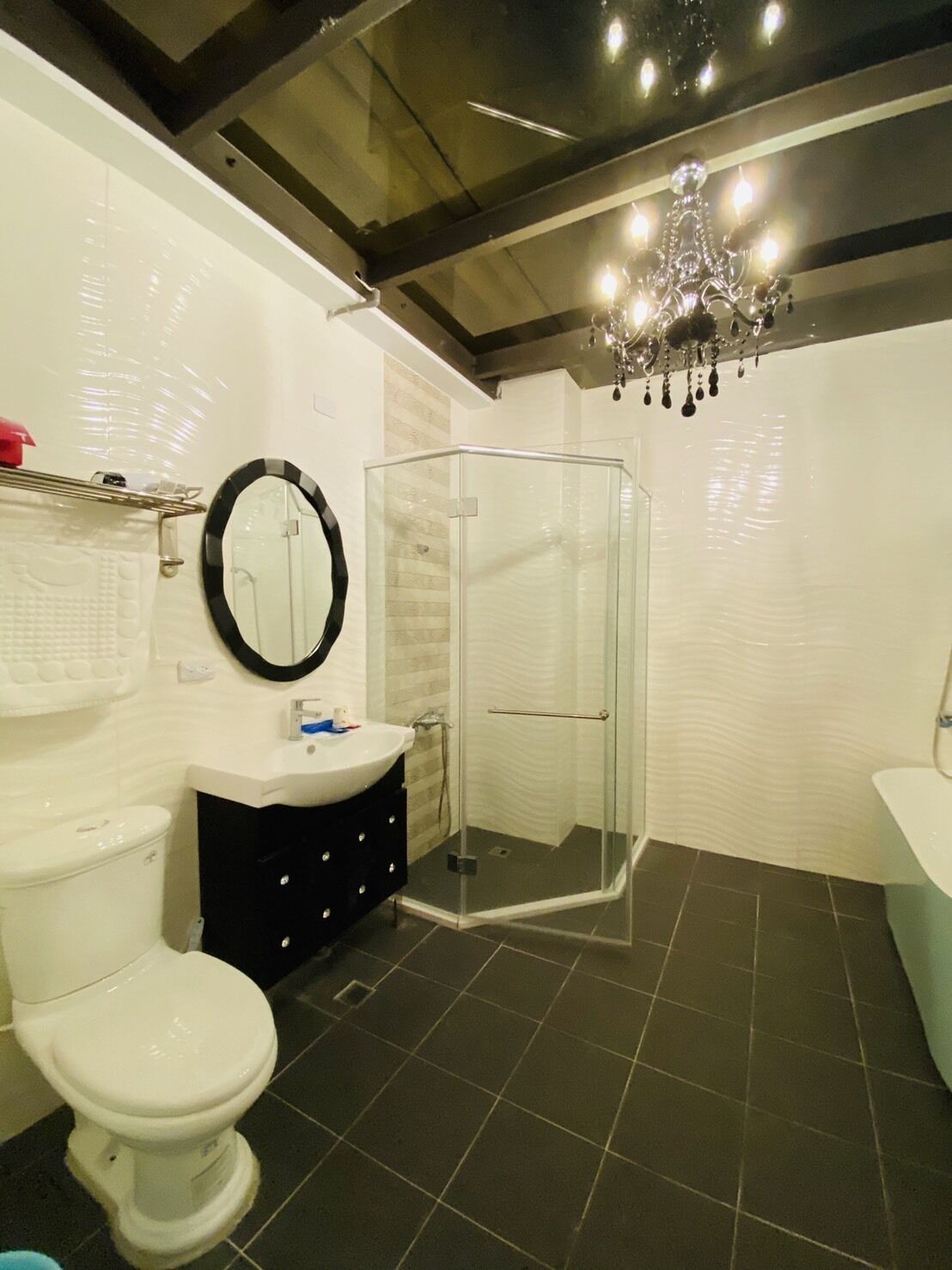 Quarto quádruplo | Banheiro | Chuveiro, produtos de toalete grátis, secador de cabelo, chinelos
