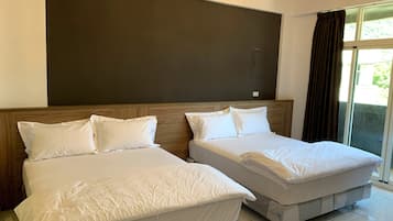 Cortines opaques, wifi gratuïta i roba de llit
