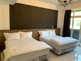 Cortinas blackout, wifi gratis y ropa de cama 