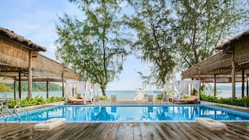 Hồ bơi ngoài trời, dù/ô trên bãi biển/hồ bơi, ghế dài tắm nắng