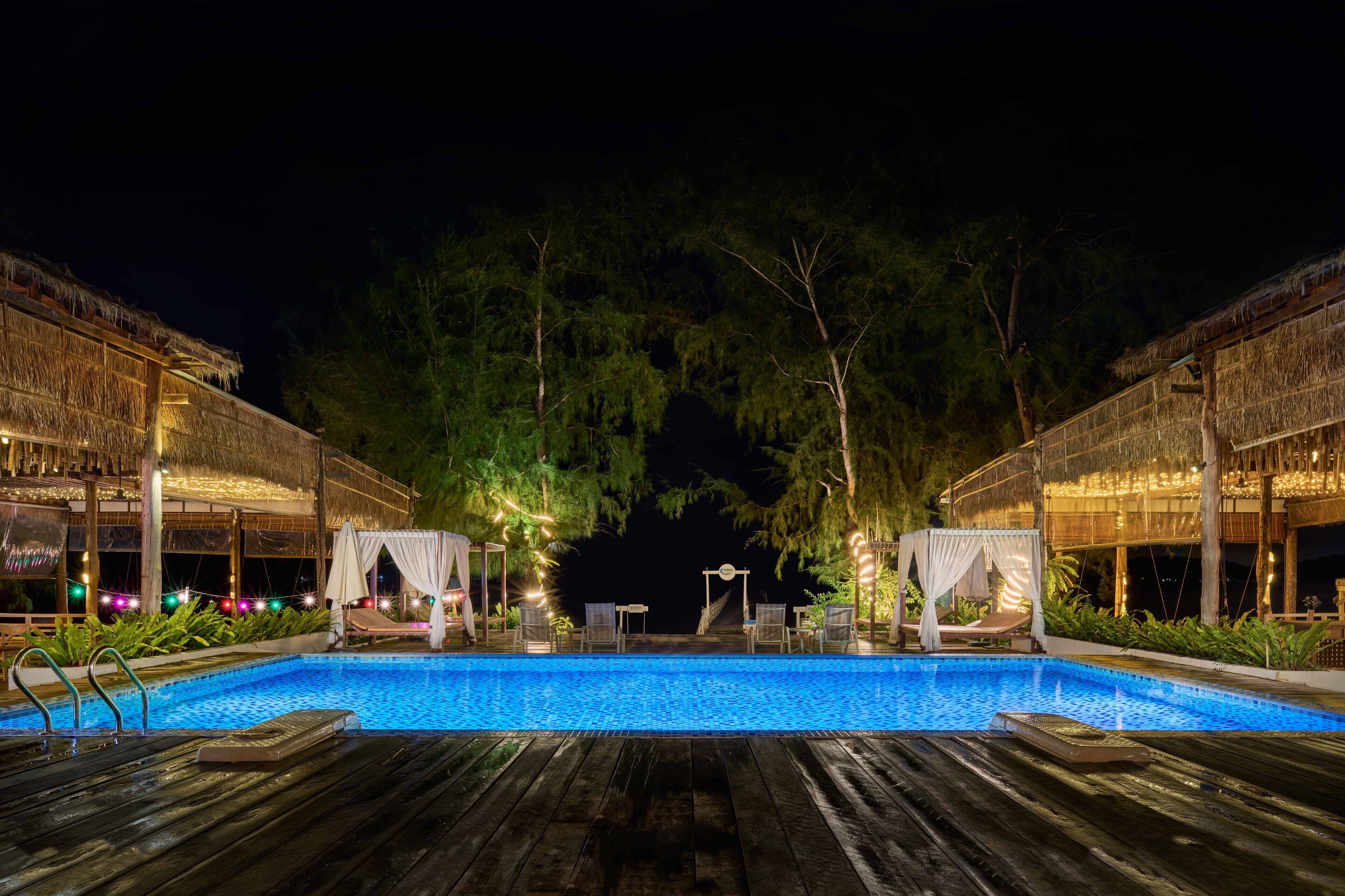 Piscina externa, guarda-sóis, espreguiçadeiras