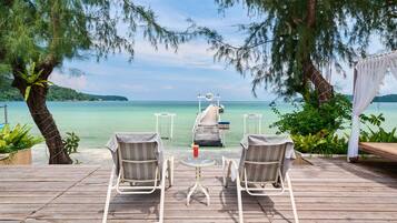 Außenpool, Sonnenschirme, Liegestühle