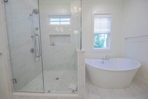 Douche, sèche-cheveux, serviettes fournies, savon