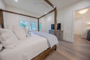 4 bedrooms, iron/ironing board, WiFi, bed sheets