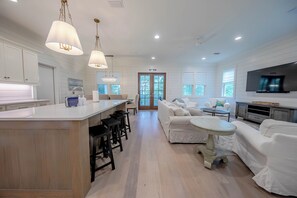 Smart TV - 4 BR Grayton Beach, private beach, Tesla charger, 2 pools, tennis, & Pickle ball (Santa Rosa Beach)