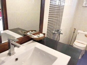 Dusche, kostenlose Toilettenartikel, Bademäntel, Hausschuhe