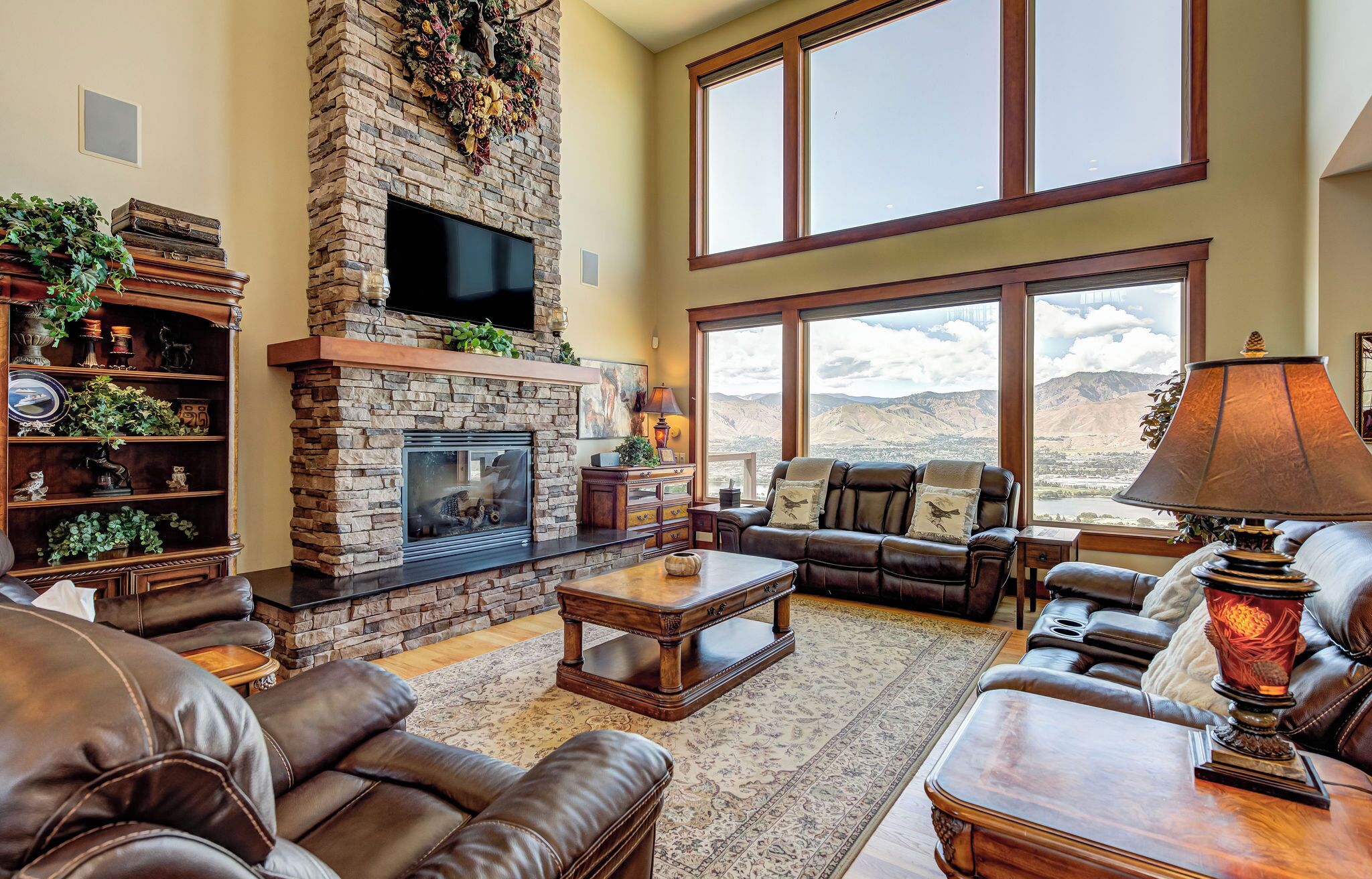 TV connectée, cheminée, lecteur de DVD, table de tennis de table