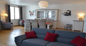 Een televisie en een kantoor