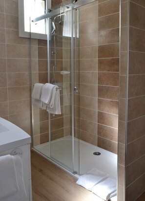 Douche, sĂšche-cheveux, serviettes fournies, savon