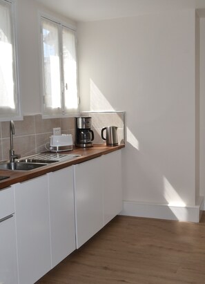 Een koelkast, een magnetron, een oven, een kookplaat