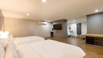 Suite Twin | 高級寝具、客室ごとに異なる装飾、デスク、ノートパソコン用作業スペース