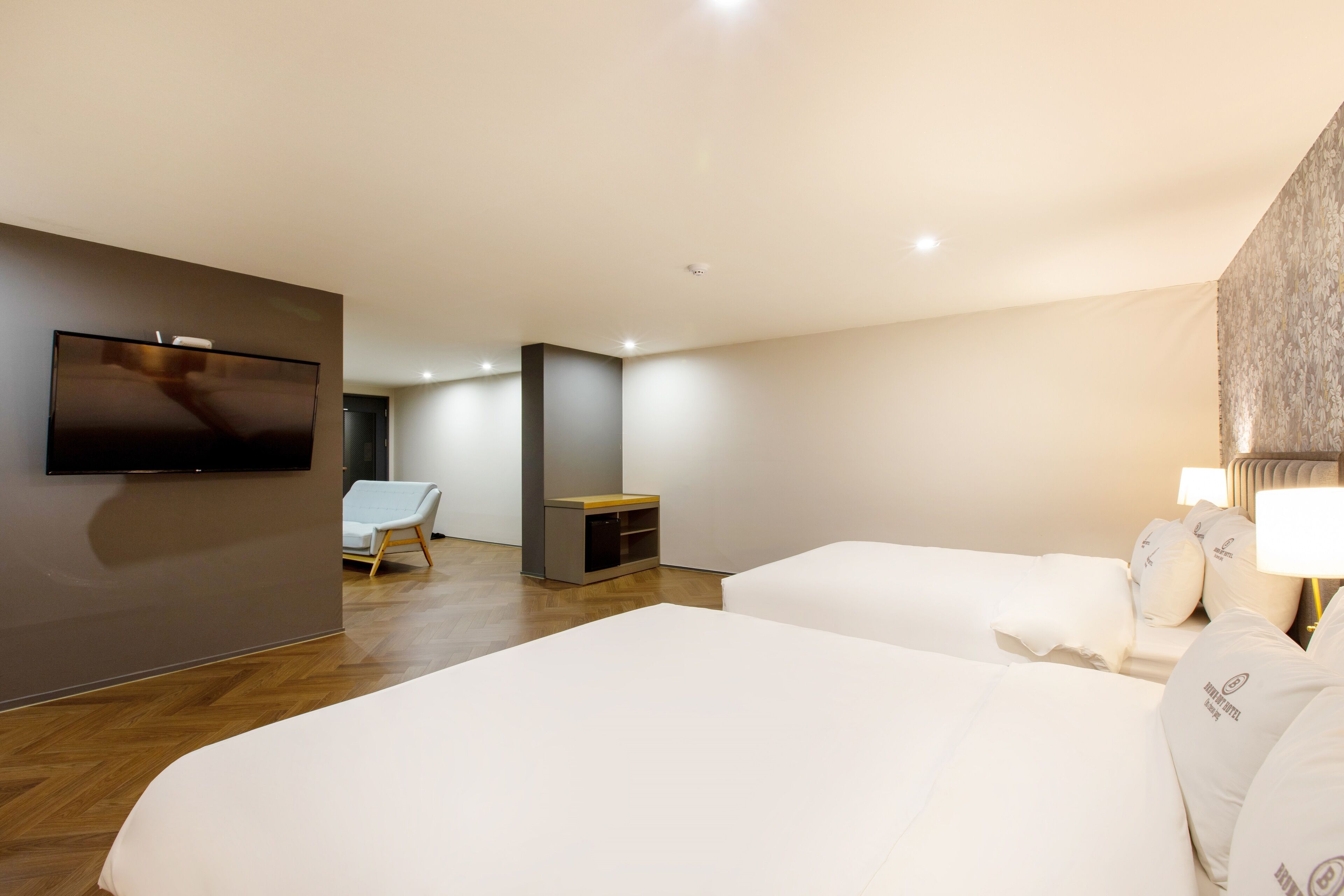 suite twin | 1 bedroom, premium bedding, individually decorated, desk
