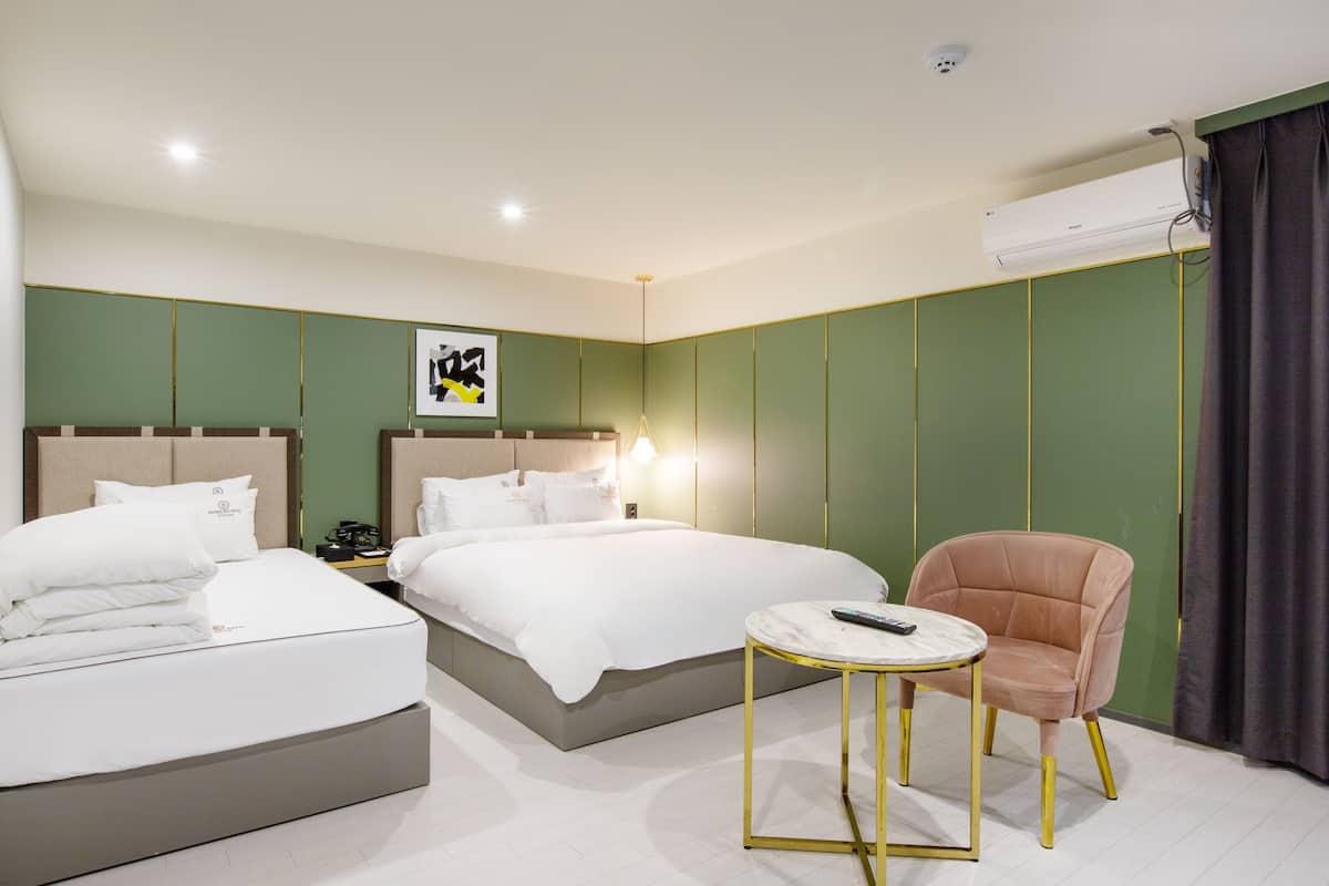 Habitación Premier con 2 camas individuales | 1 habitación, ropa de cama de alta calidad y decoración personalizada