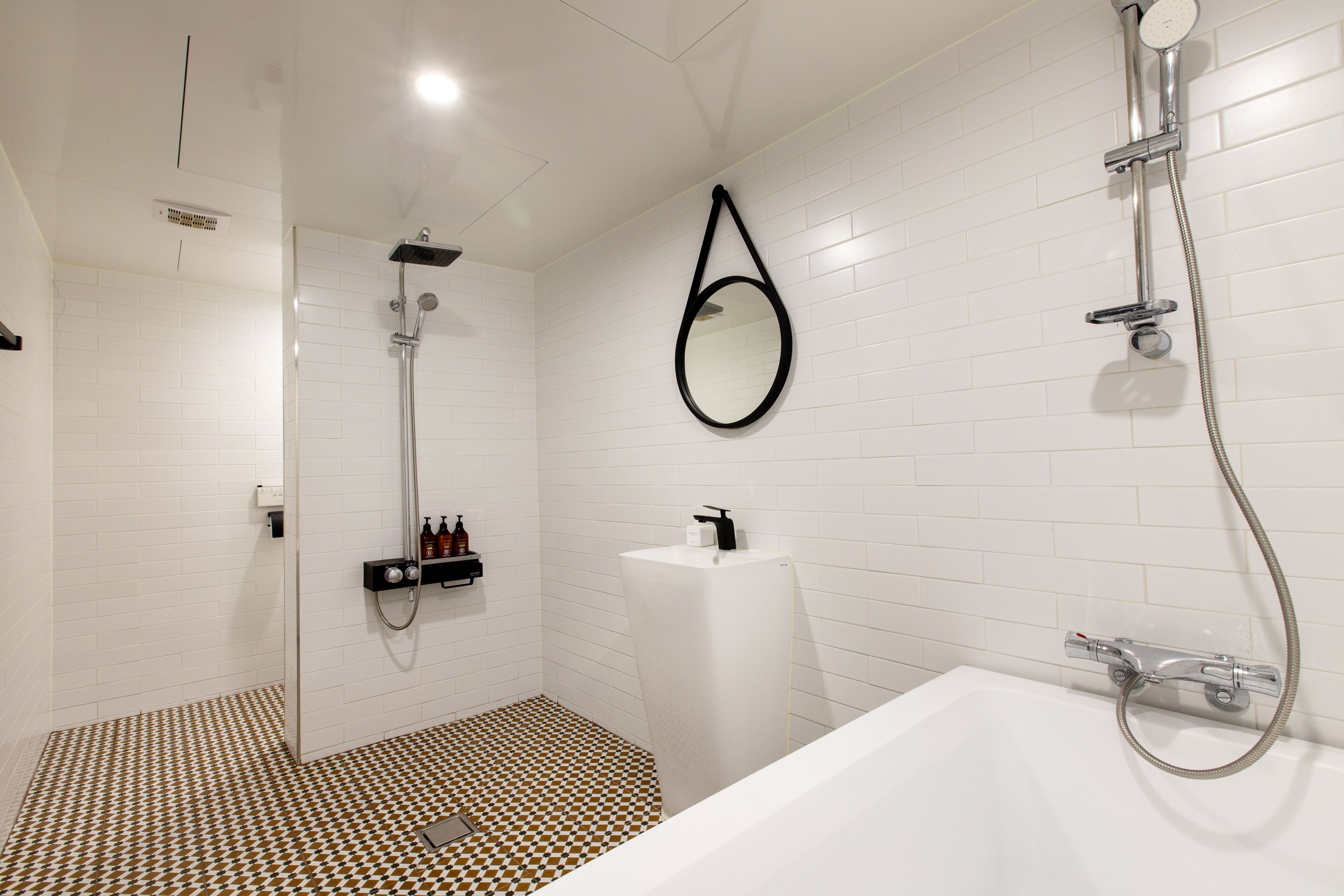 suite twin | bathroom | free toiletries, hair dryer, bathrobes, slippers