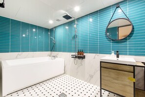 Couple PC Room | Badeværelse | Gratis toiletartikler, hårtørrer, badekåber, hjemmesko