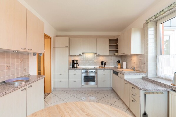 Kühlschrank, Mikrowelle, Ofen, Geschirrspüler