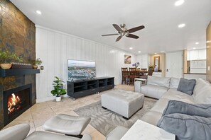 TV, fireplace, ping pong, books