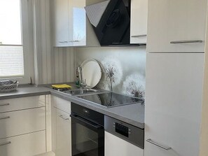 Jääkaappi, mikroaaltouuni, uuni, astianpesukone