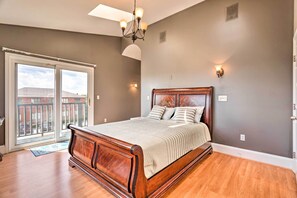 4 bedrooms, iron/ironing board, internet, bed sheets - Coastal Abode w/ Beach Views, Walk to Beach & Bars (Middletown)