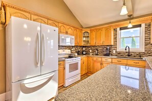 Fridge, microwave, stovetop, dishwasher - Coastal Abode w/ Beach Views, Walk to Beach & Bars (Middletown)