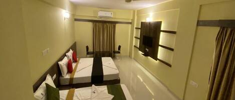 Suite | Desk, laptop workspace, iron/ironing board, free WiFi