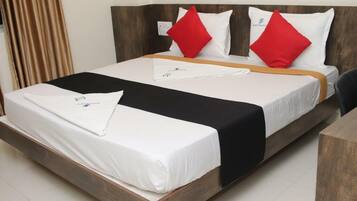 Klassieke tweepersoonskamer | Een bureau, een laptopwerkplek, een strijkplank/strijkijzer, gratis wifi