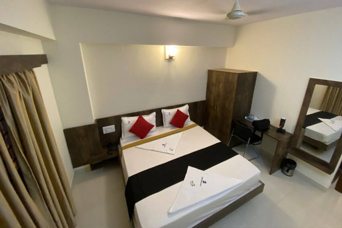 Deluxe Double Room | 1 bilik tidur, meja, ruang kerja komputer riba, seterika/papan seterika
