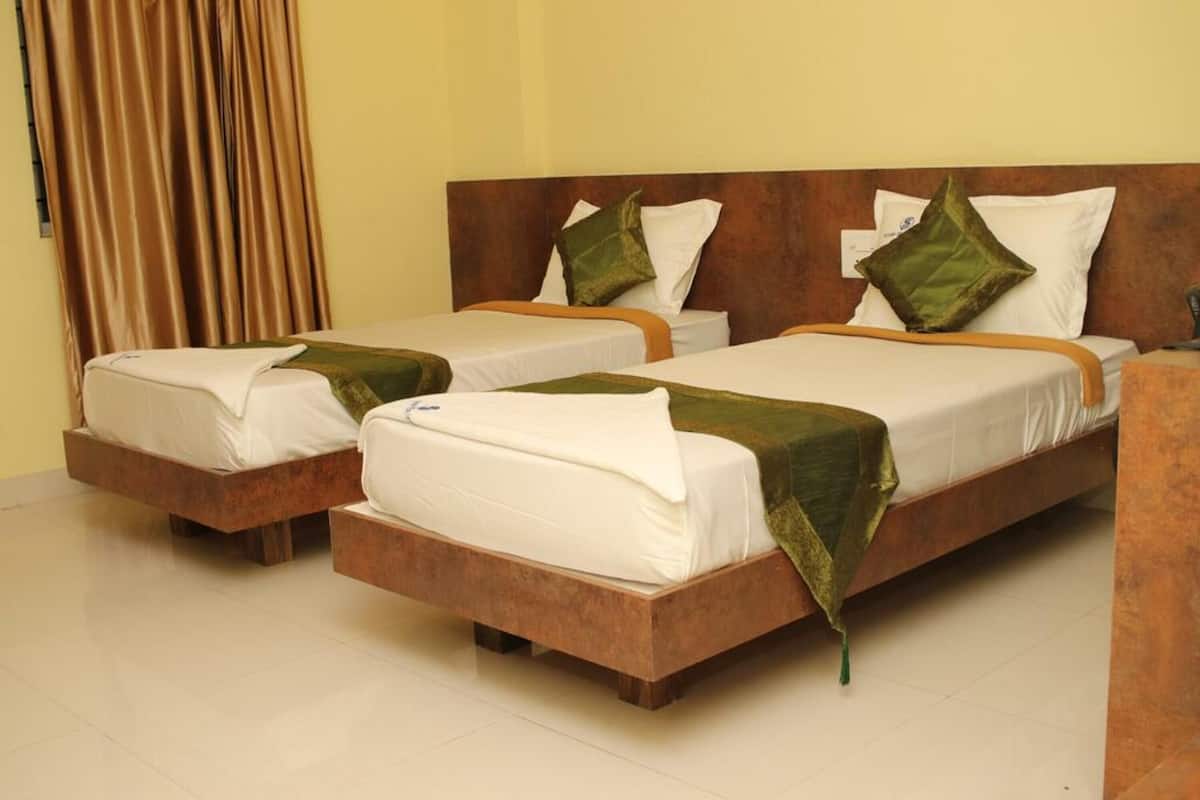 Deluxe Twin Room | 1 bilik tidur, meja, ruang kerja komputer riba, seterika/papan seterika