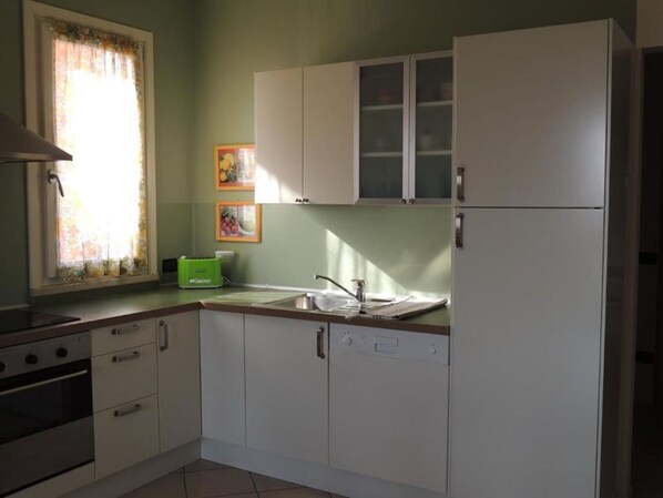 Réfrigérateur, four, lave-vaisselle, cafetiÚre/bouilloire