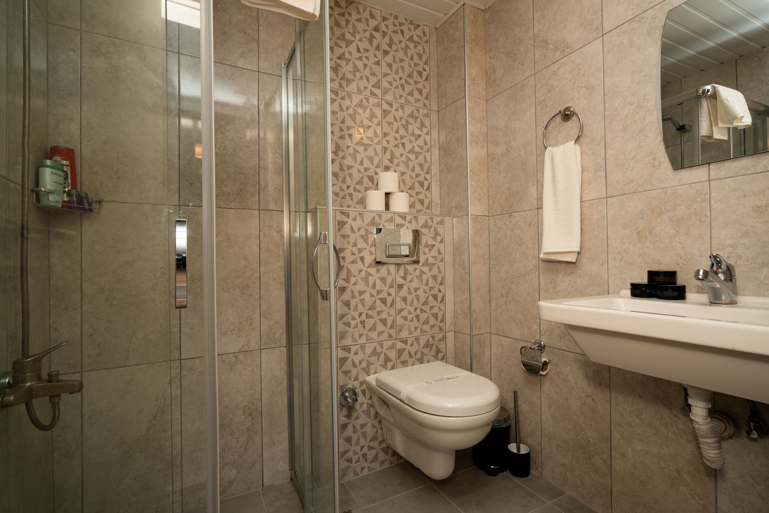 comfort suite, 1 bedroom | bathroom | shower, towels