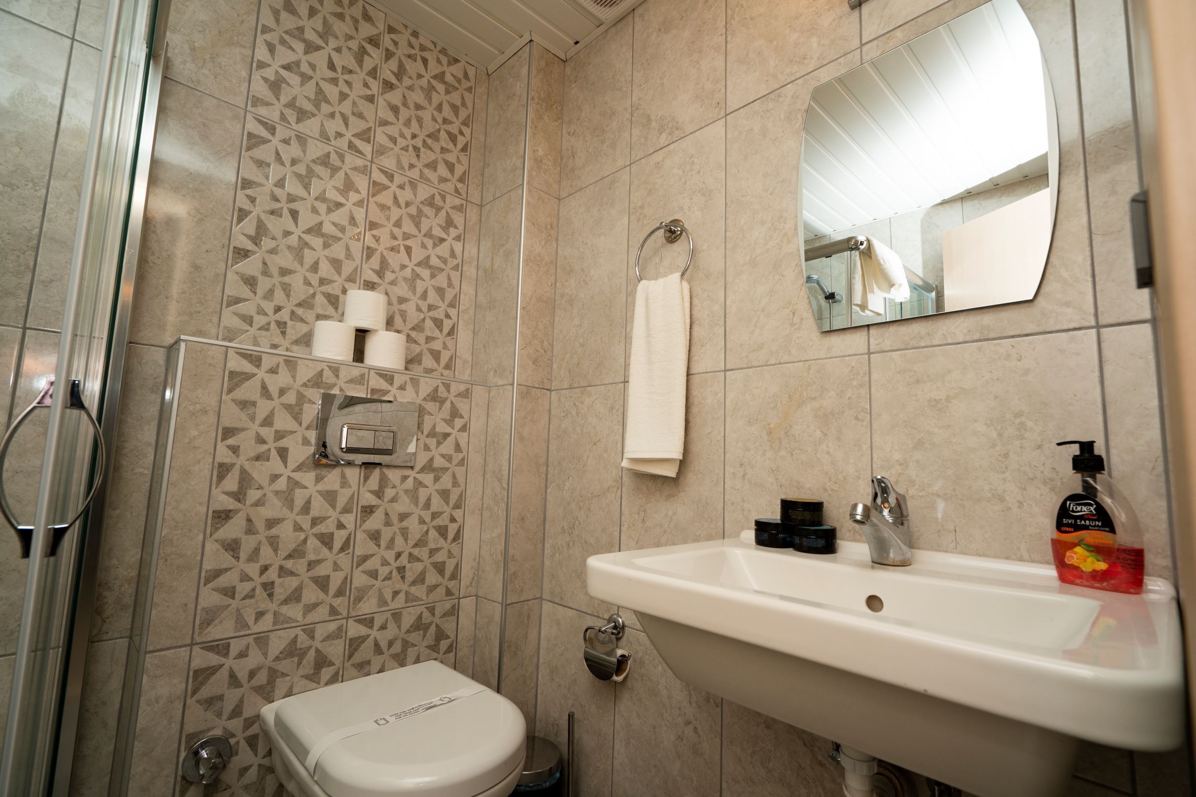 comfort suite, 1 bedroom | bathroom | shower, towels